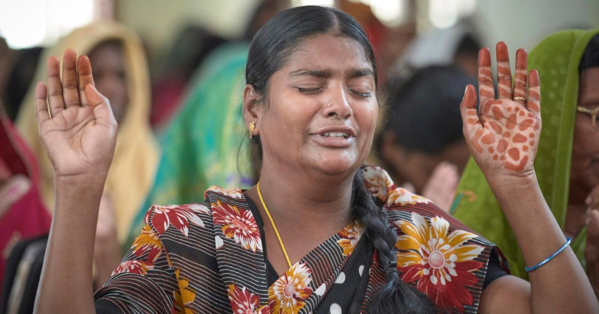 Uma mulher reza na Igreja Metodista de Hyderabad, India. Foto © Paul JeffreyLife on Earth (1) Uma mulher reza na Igreja Metodista de Hyderabad, India. Foto © Paul JeffreyLife on Earth (1)