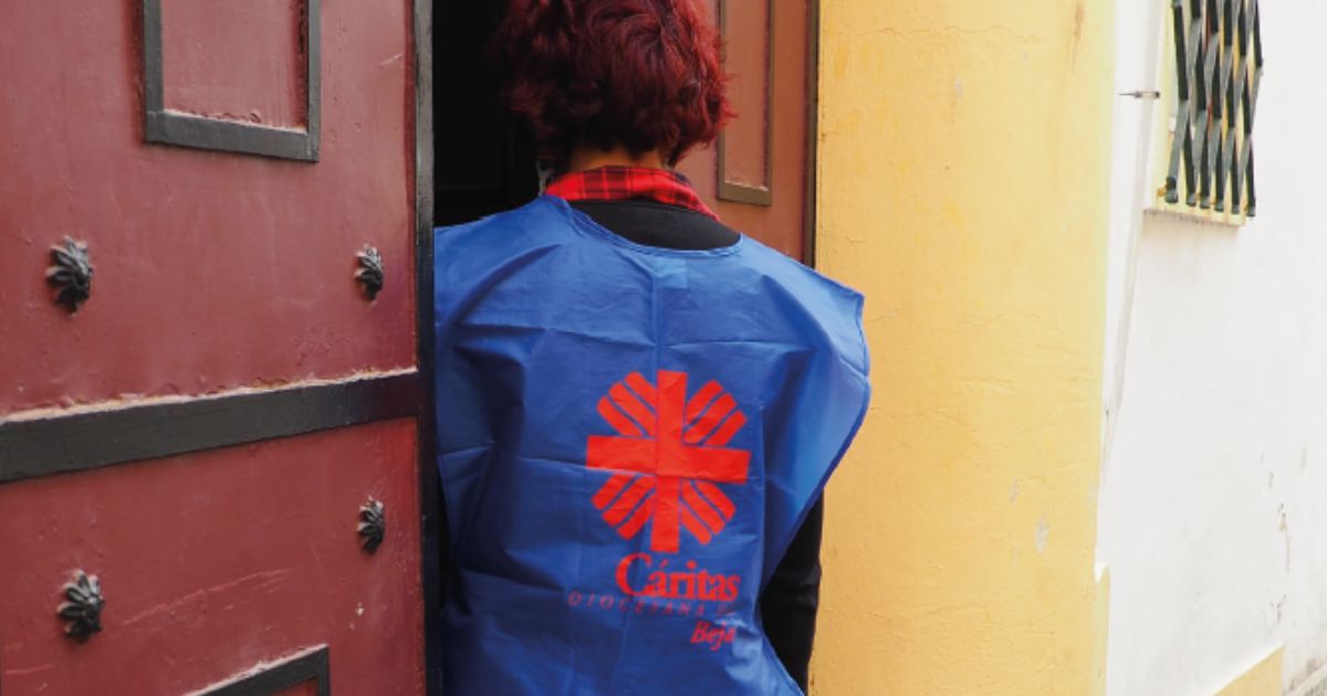Voluntária Cáritas Foto reproduzida a partir do relatório 2025