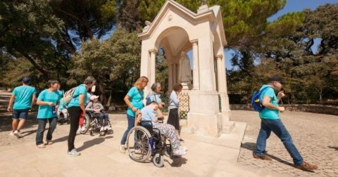 Voluntários acompanham pessoas com deficiência no âmbito da iniciativa Vem para o meio, em Fátima. Foto Santuário de Fátima