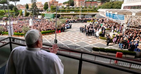 Papa saúda pessoas do Hospital Gemelli. Foto © Vatican Media