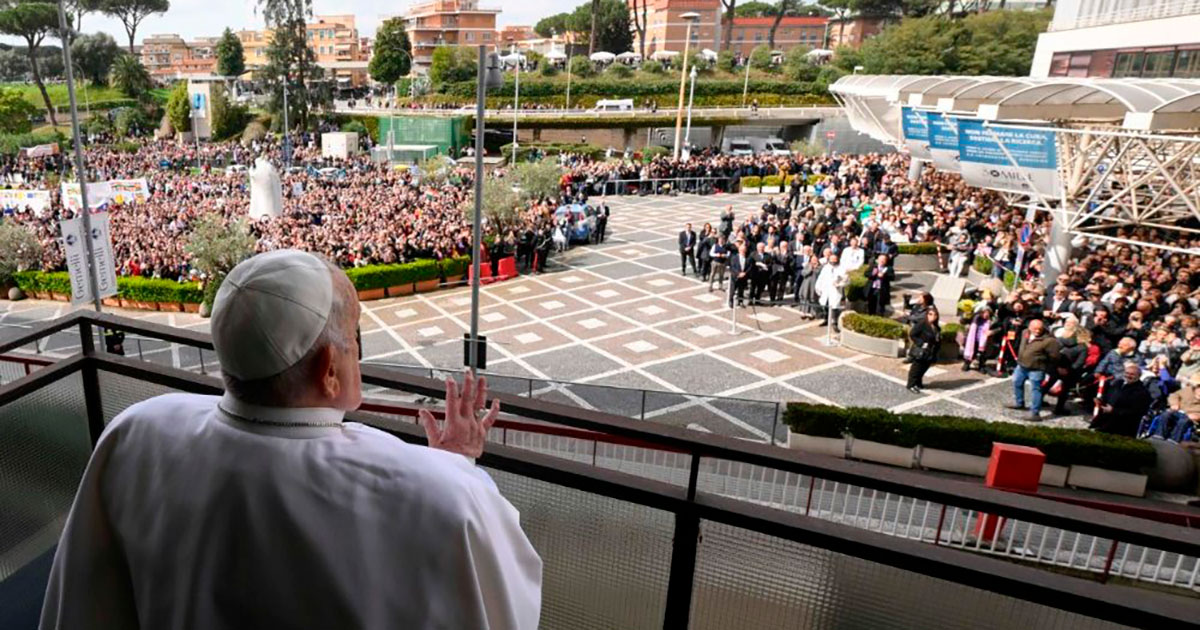 Papa saúda pessoas do Hospital Gemelli. Foto © Vatican Media