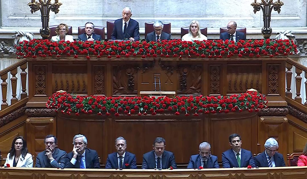 Parlamento vota pesar por Francisco e quase todos os partidos o recordam com elogios