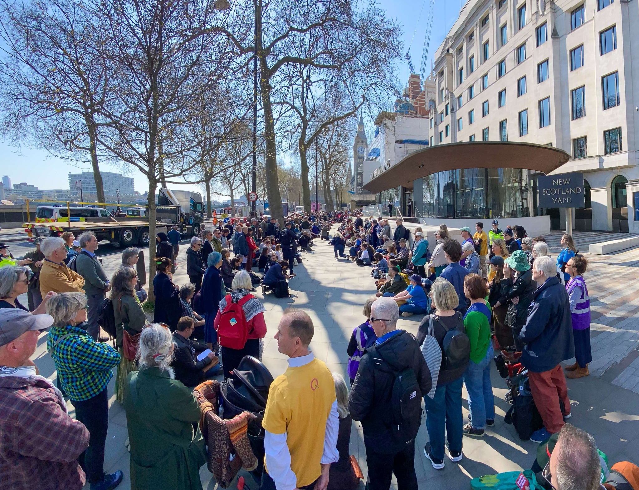 A comunidade organizou uma vigília silenciosa junto à sede da Scotland Yard (polícia britânica), no passado dia 3 de abril, à qual se juntaram cerca de 300 pessoas