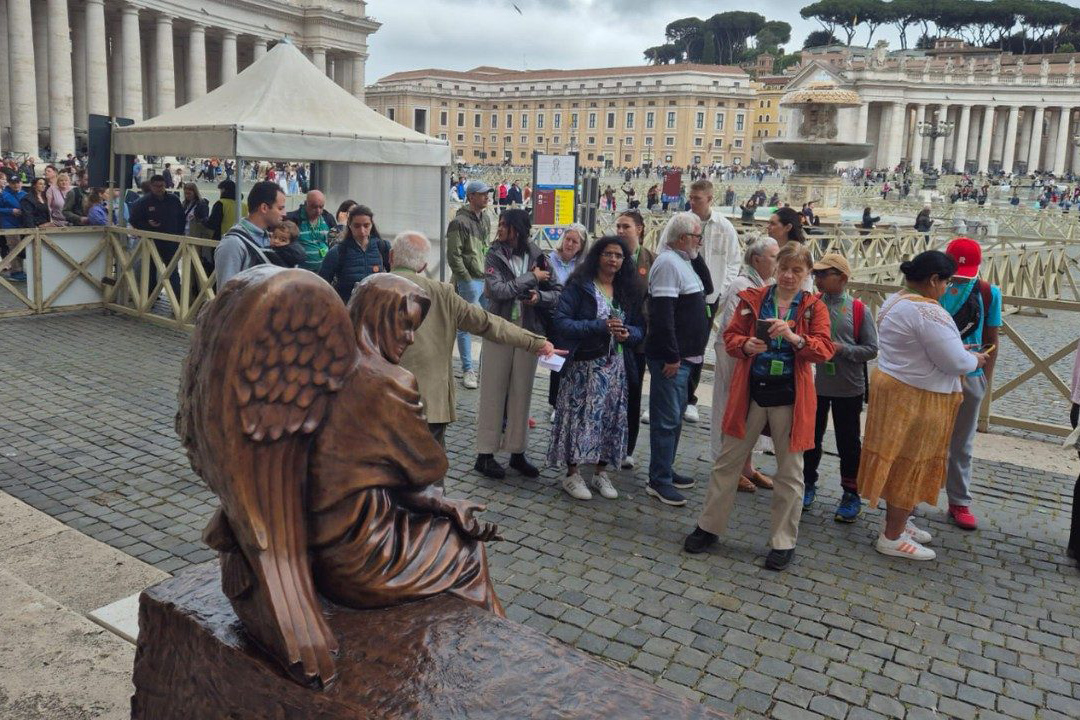 A escultura Be welcoming vista de costas. Foto Vatican Media