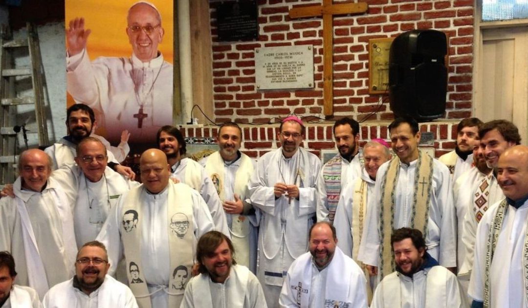 Na Argentina, padres das favelas fazem “pacto de amor por Francisco”