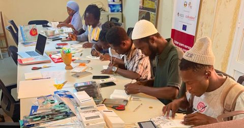 Na Guiné-Bissau, 20 artistas estão a aprender a ilustrar livros para os mais novos Alguns dos jovens artistas que participam na formação em ilustração promovida pela FEC. Foto FEC