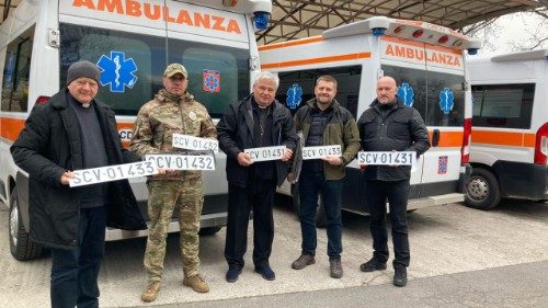 As ambulâncias oferecidas pelo Papa foram entregues e Zaporizhia e as matrículas do Vaticano removidas. Foto Vatican Media
