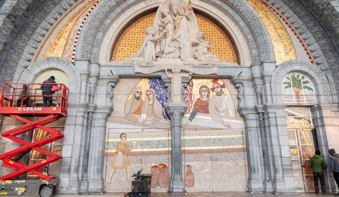 Bispo de Lourdes manda cobrir painéis de Rupnik nas portas da basílica