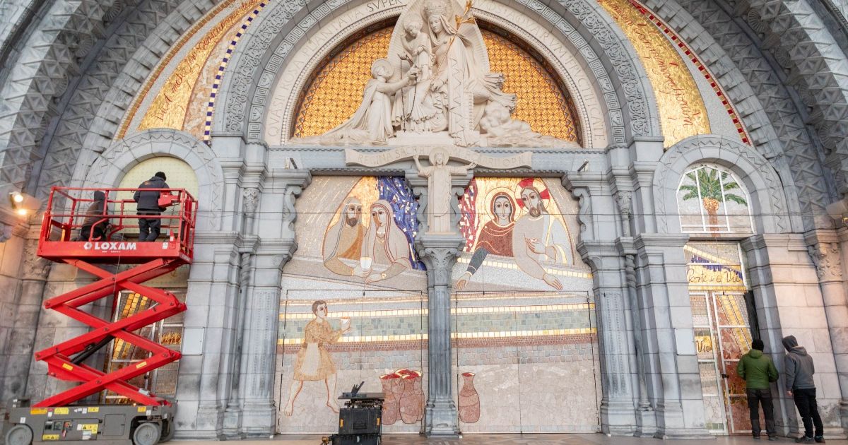 As obras de Rupnik que decoravam as portas de entrada da Basílica de Nossa Senhora do Rosário, em Lourdes, foram cobertas. Foto Santuário de Nossa Sra. de Lourdes As obras de Rupnik que decoravam as portas de entrada da Basílica de Nossa Senhora do Rosário, em Lourdes, foram cobertas. Foto Santuário de Nossa Sra. de Lourdes