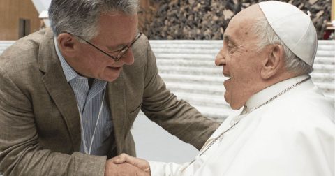 Biógrafo do Papa vem a Lisboa falar de Francisco e do novo livro que é um retiro "com ele" Austen Ivereigh cumprimenta o Papa Francisco, durante a segunda sessão da assembleia geral do sínodo. Outubro 2024. Foto DR