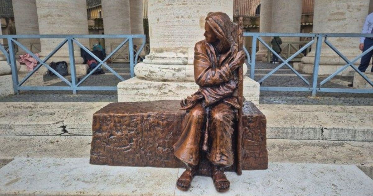 Be welcoming é a terceira escultura do canadiano timothy schmalz nas proximidades de São Pedro. Foto Vatican Media