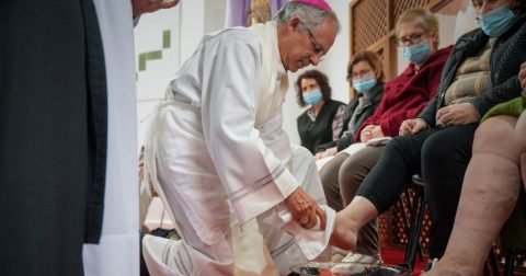Bispo Armando Domingues vai lavar os pés a 12 reclusos na cadeia de Angra Bispo Armando Esteves Domingos durante o rito do lava-pés, em 2023. Foto Igreja AçoresHS