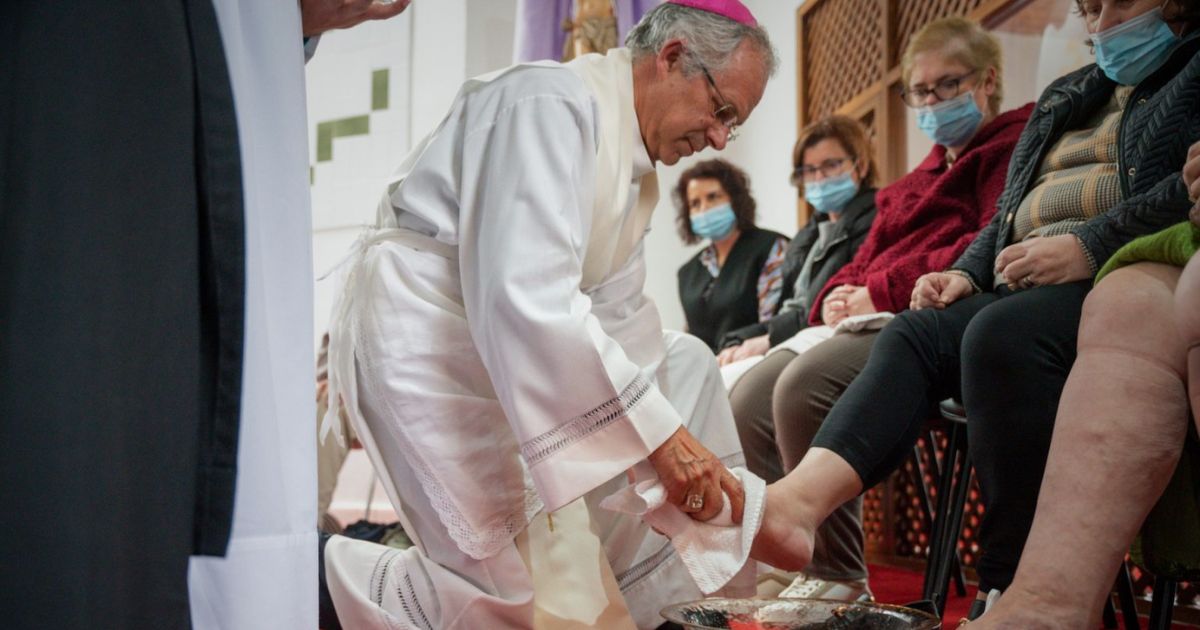 Bispo Armando Esteves Domingos durante o rito do lava-pés, em 2023. Foto Igreja AçoresHS