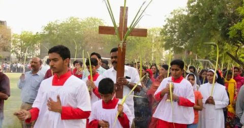 Sofrimento silencioso leva 13 padres ao suicídio na Índia Católicos da Igreja Siro-Malabar, sediada na Índia, participam da procissão do Domingo de Ramos no pátio da Escola St. Mary, em Delhi Oriental, em 14 de abril de 2019. (Foto: Bijay Kumar Minj)