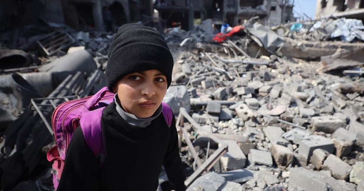Um rapaz caminha pelas ruínas de Gaza. Foto © UNFPA