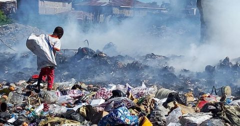 Criança percorre as ruas de Port-au-Prince, Haiti. Foto IOM