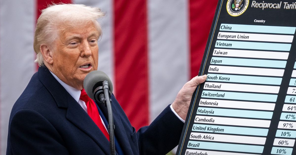Donald Trump durante novas tarifas comerciais que visam aumentar a pressão sobre outros países. Foto The White House