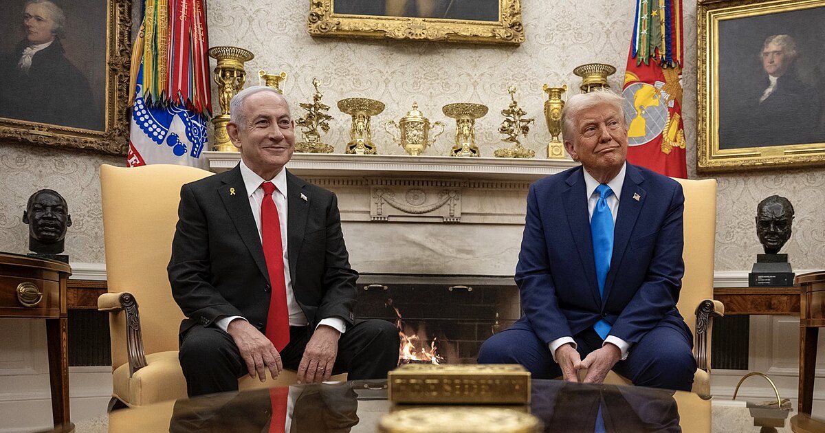 A 4 de fevereiro de 2025, o Presidente dos EUA, Donald Trump, recebe o primeiro-ministro israelita, Benjamin Netanyahu, na Casa Branca. Foto © Dan Scavino, Public domain, via Wikimedia Commons.