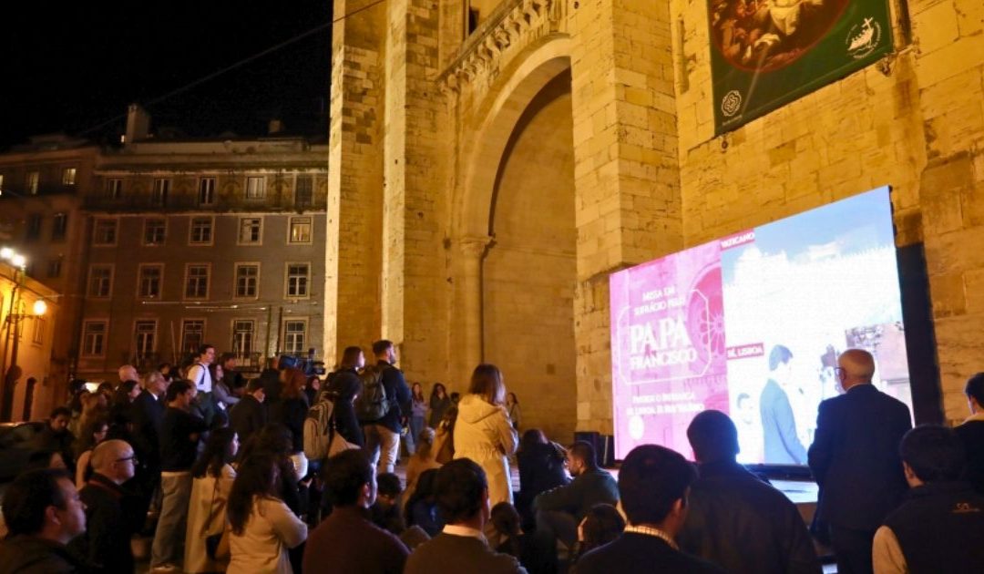 Em todo o país, multiplicam-se as missas de sufrágio por Francisco