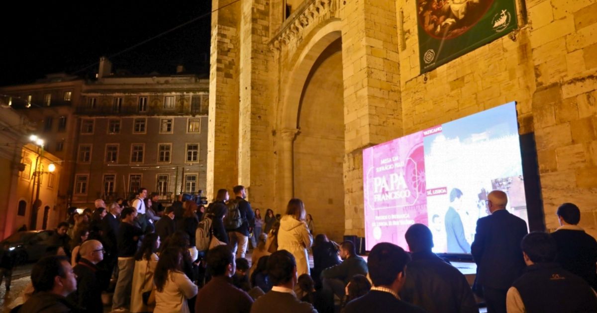 Fiéis assistem à missa de sufrágio pelo Papa Francisco na escadaria da Sé de Lisboa. Foto Diogo Paiva BrandãoPatriarcado de Lisboa Fiéis assistem à missa de sufrágio pelo Papa Francisco na escadaria da Sé de Lisboa. Foto Diogo Paiva BrandãoPatriarcado de Lisboa