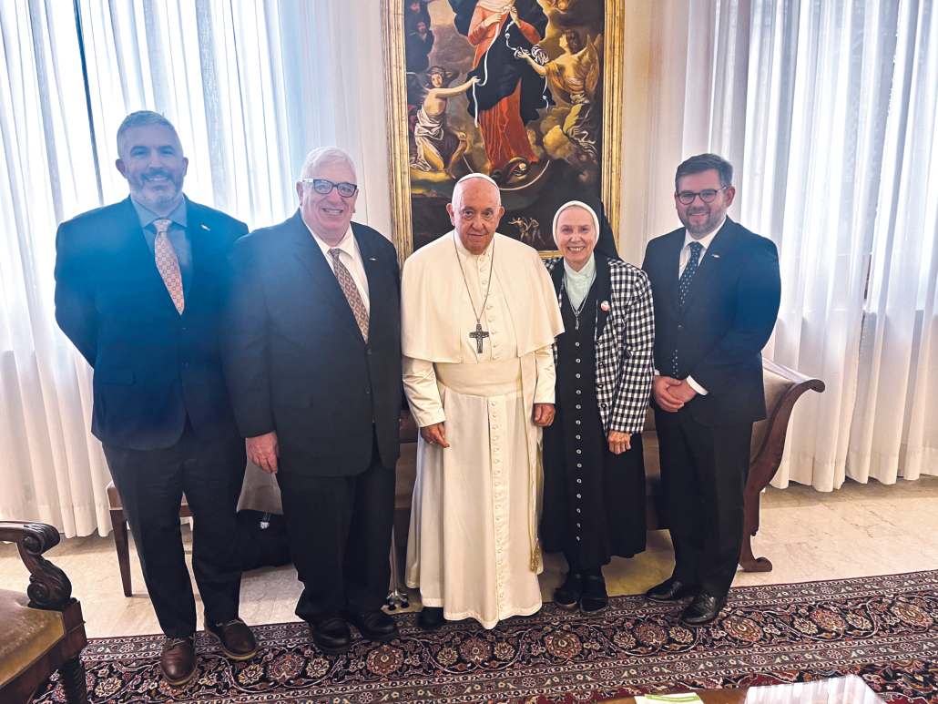 Francis DeBernardo (à esquerda do Papa) foi recebido no Vaticano em outubro de 2023. Foto New Ways Ministry