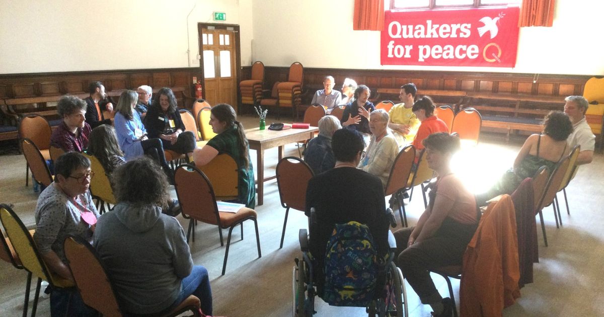 Grupo de quakers durante uma reunião em York (Inglaterra) para refletir sobre estratégias para a paz. Foto Quakers in Britain Grupo de quakers durante uma reunião em York (Inglaterra) para refletir sobre estratégias para a paz. Foto Quakers in Britain