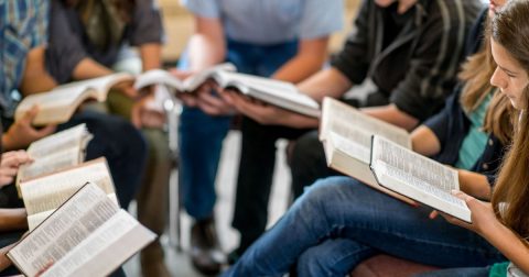 Reino Unido: mais prática cristã, sobretudo entre os jovens Jovens leem a Bíblia. Foto Fat Camera