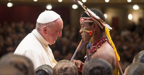 Quanto devem o ambiente e o planeta ao grito de um Papa? Muito, muitíssimo! O Papa Francisco com um indígena no Peru, em janeiro de 2018. Foto Vatican Media