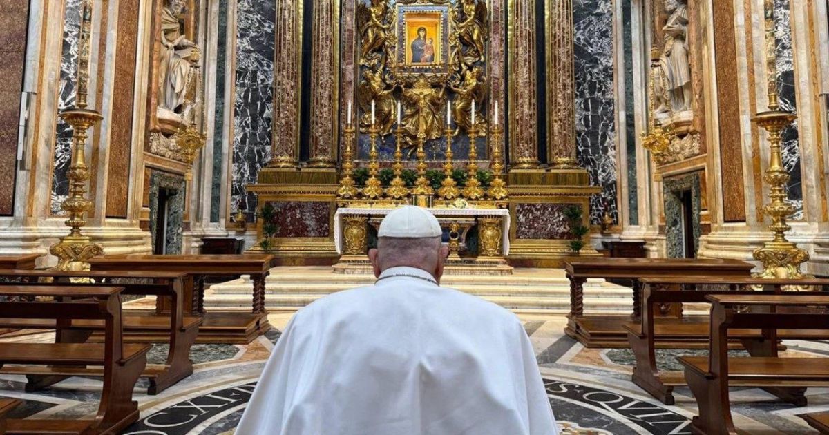 O Papa Francisco na Basílica de Santa Maria Maior, onde foi rezar antes do início da Semana Santa. É aqui que será sepultado. Foto Vatican Media