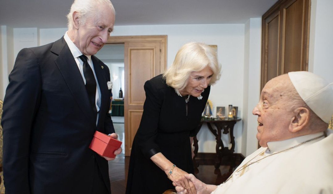 O “Papa das surpresas” recebe Carlos e Camilla e telefona para Gaza e Ucrânia