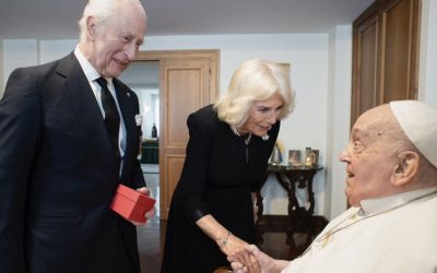 O “Papa das surpresas” recebe Carlos e Camilla e telefona para Gaza e Ucrânia