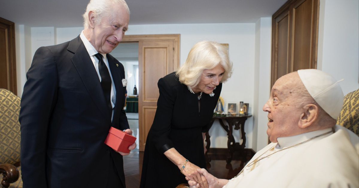 O Papa recebeu o rei Carlos III e a sua esposa Camila na Casa Santa Marta. Foto Vatican Media 9 abril 2025