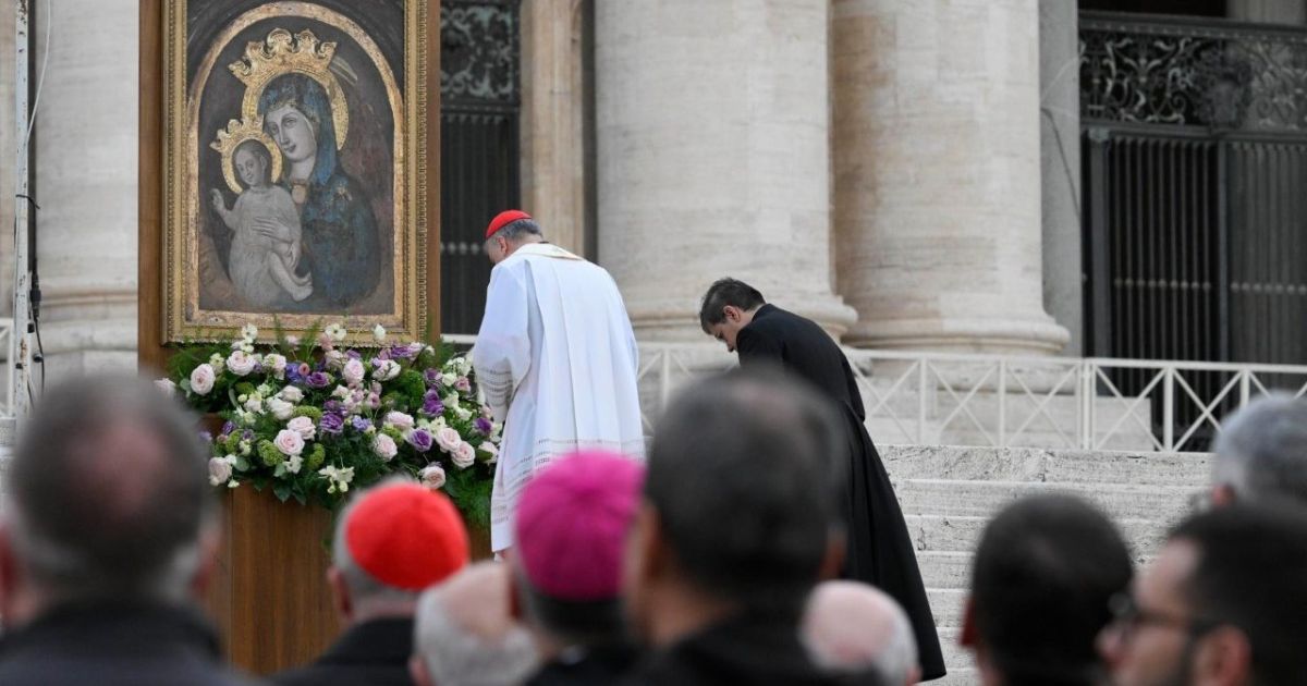 O cardeal Mauro Gambetti conduziu na noite deste 21 de abril, na Praça São Pedro, o Terço em sufrágio pelo Papa Francisco. Foto Vatican Media O cardeal Mauro Gambetti conduziu na noite deste 21 de abril, na Praça São Pedro, o Terço em sufrágio pelo Papa Francisco. Foto Vatican Media