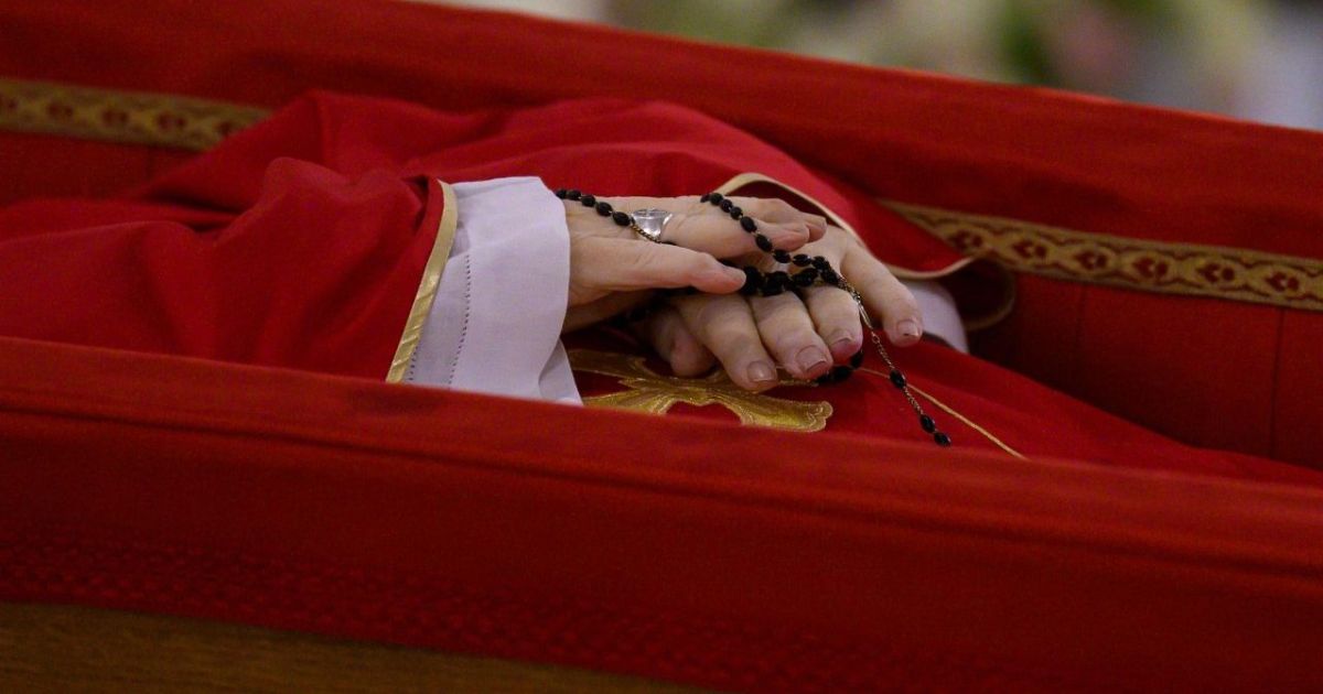 O corpo do Papa Francisco já se encontra na Capela da Casa de Santa Marta para ser velado. Foto Vatican Media b