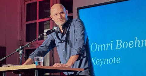 Omri Boehm, um conhecido crítico do governo israelita e de suas ações em Gaza, levando os organizadores a retirarem o convite. Wikimedia Commons