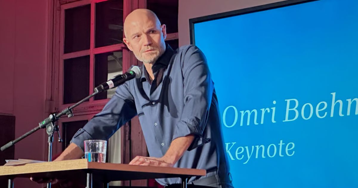 Omri Boehm, um conhecido crítico do governo israelita e de suas ações em Gaza, levando os organizadores a retirarem o convite. Wikimedia Commons