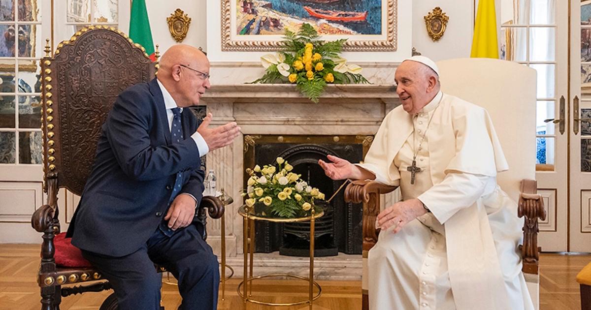 PAR Papa Em 2023, o então Presidente da Assembleia da República, Augusto Santos Silva, foi recebido em audiência pelo Papa Francisco. Foto © Assembleia da República.