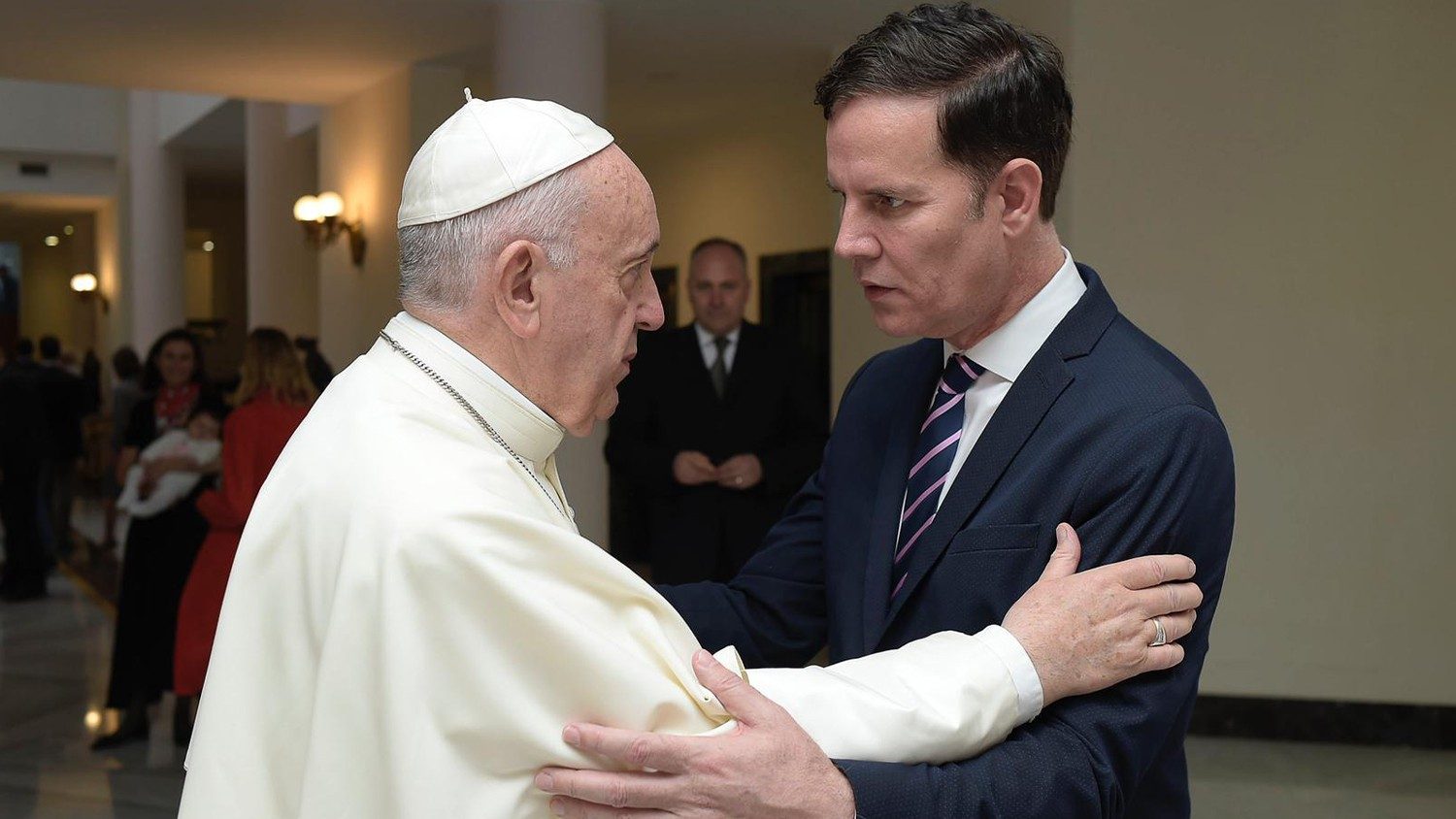 Papa Francisco com Juan Carlos Cruz, que em criança foi vítima de abusos pelo padre chileno Fernando Karadima. Foto Vatican Media