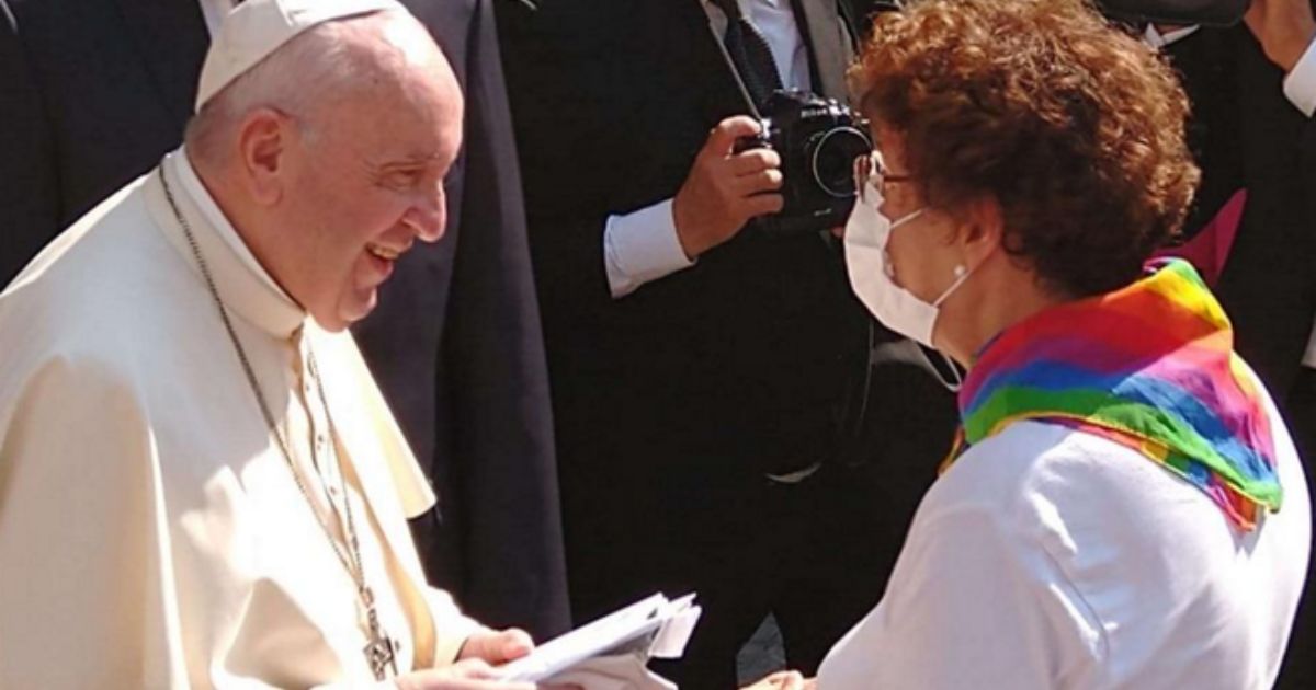 Papa Francisco saúda a presidente da associação italiana La Tienda di Gionata. Foto reproduzida a partir do sítio do New Ways Ministry