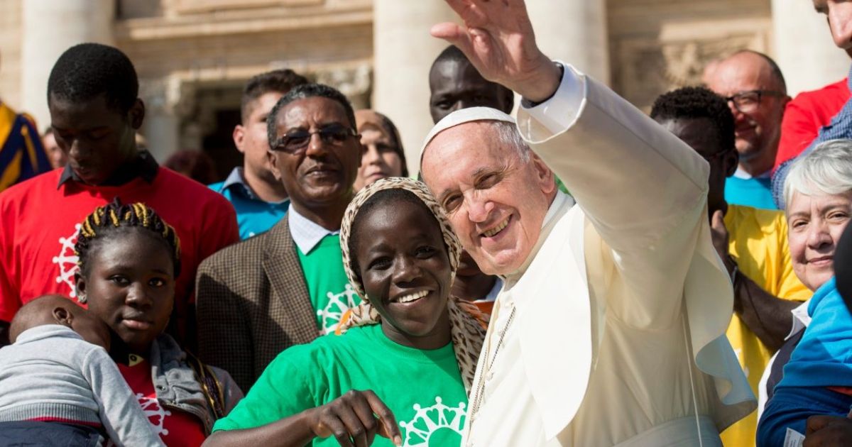 Papa Francisco saúda migrantes durante uma audiência na Praça de São Pedro, em 2018. Foto Vatican Media