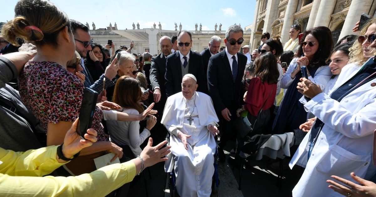 PapaVaticano Papa apareceu brevemente na Praça de São Pedro, 55 dias depois da sua última presença. Foto © Vatican Media, via Agência Ecclesia.