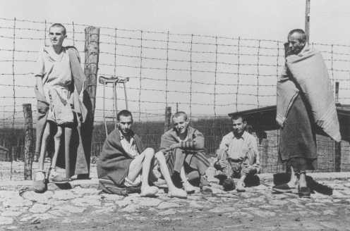 Sobreviventes do campo de concentração de Buchenwald, em total estado de subnutrição, logo após a libertação daquele campo. Alemanha. Foto tirada após 11 de abril de 1945.