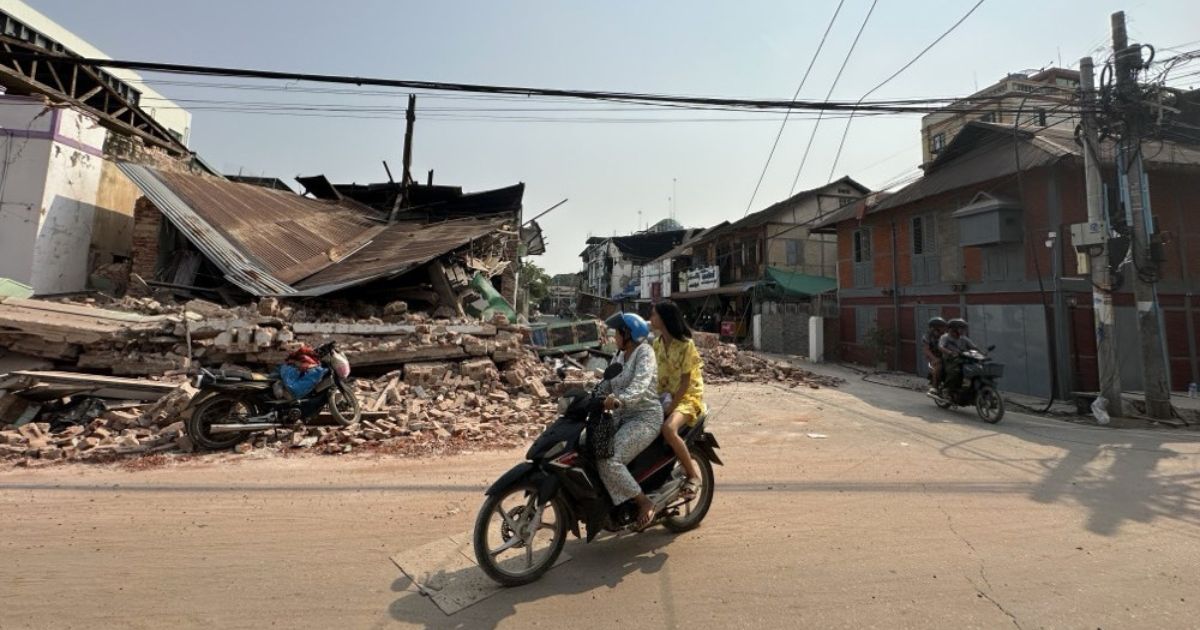 UNICEF Moradores viajam de motocicleta pelos restos de prédios desabados em Nay Pyi Taw, Mianmar