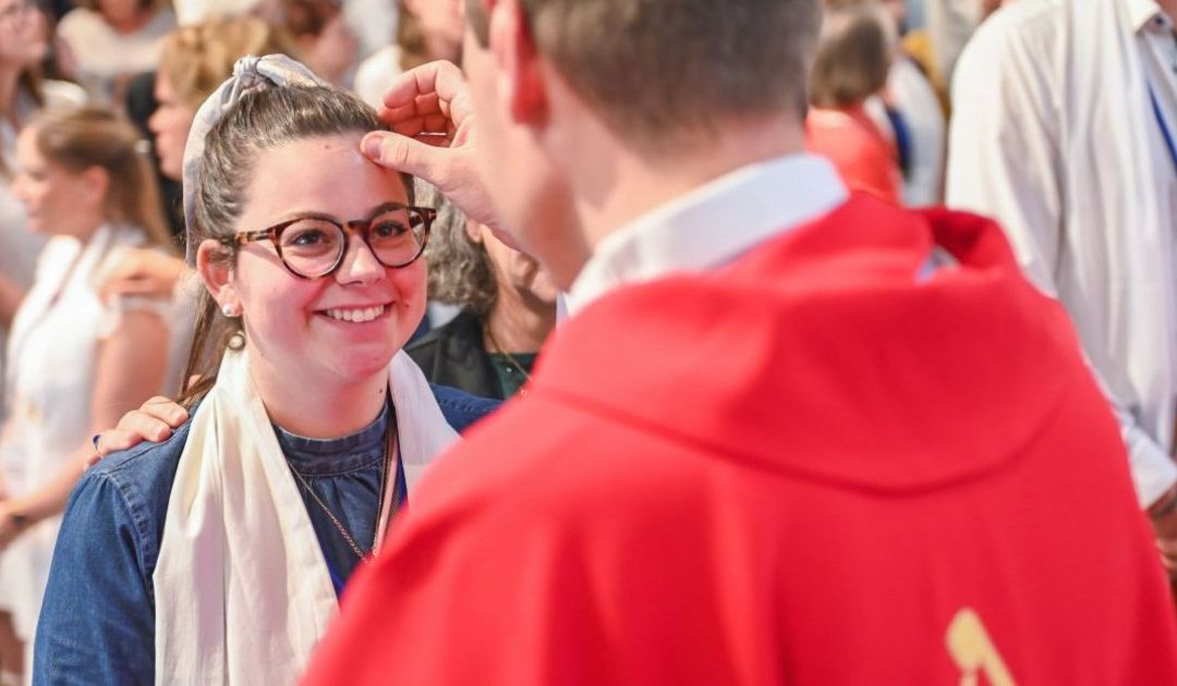 Novo recorde de batismos de adultos e jovens na Igreja Católica em França
