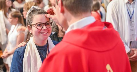 Uma jovem recebe o Crisma na diocese de Lyon. Foto diocese de Lyon