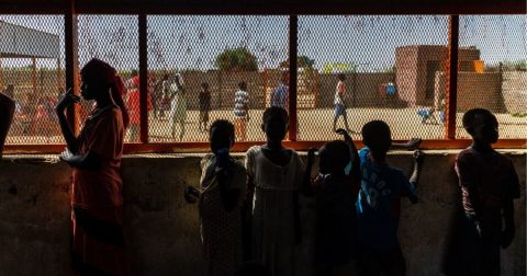 Não podemos "continuar a fechar os olhos ao Sudão", apelam organizações cristãs UnicefAdriana Zehbrauskas Crianças brincam em um espaço adequado para menores em um campo de refugiados no sul de Darfur, no Sudão