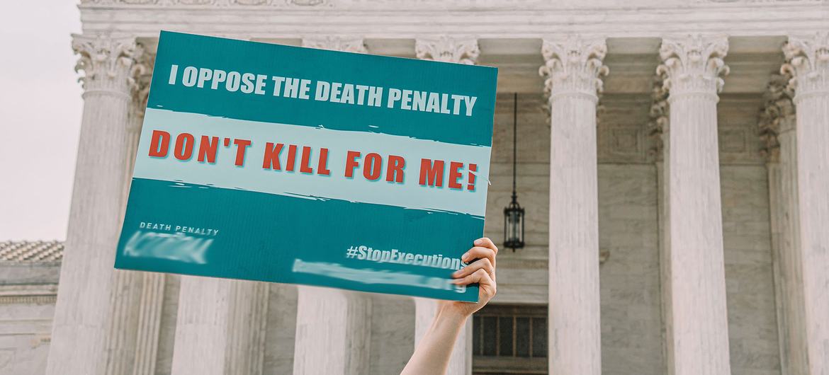 Unsplash Maria Oswalt Um protesto contra a pena de morte é realizado do lado de fora da Suprema Corte em Washington D.C., nos Estados Unidos