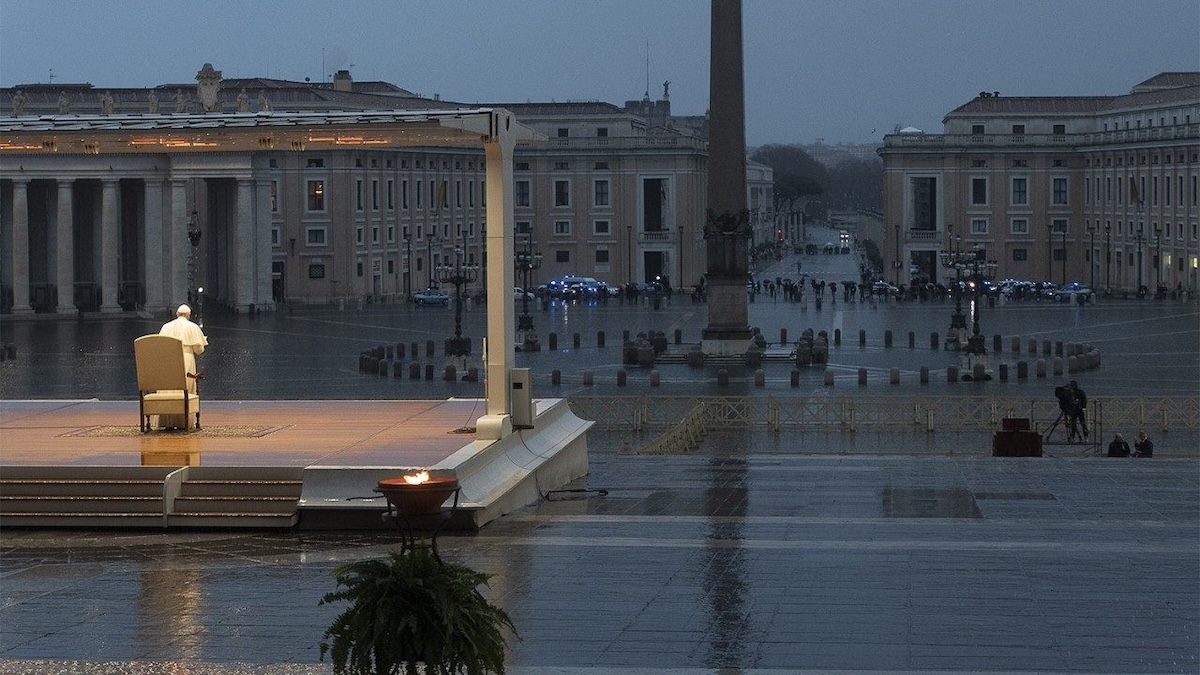 Vatican News 27032020 Statio Orbis Papa Francisco, durante a Oração pela Humanidade, numa Praça de São Pedro vazia, durante a pandemia da Covid-19, em 27 de março de 2020. Foto © Vatican Media.