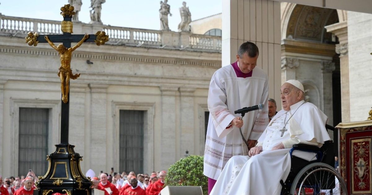 VaticanNews Francisco chegou em cadeira de rodas e sem cânulas nasais e saudou os presentes com breves palavras: “Bom Domingo de Ramos, boa Semana Santa”. Foto © Vatican News.