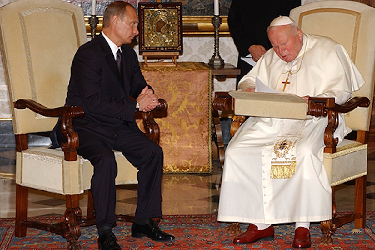 Quando Putin visitou o Papa em 2003, o Papa fez com que o ícone fosse levado para a sala e colocado entre os dois homens durante o encontro. Foto © Kremlin.ru, CC BY 3.0 , via Wikimedia Commons